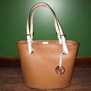 ✨ Michael Kors Jet Set Item Medium Tote ✨